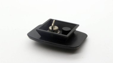 Kamera için hızlı sürüm plakası beyaz arkaplanda izole edilmiş üç ayak üzerinde