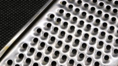 Siyah arkaplanda küçük metal peynir rendesi izole edilmiş