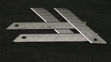 Yenilenebilir kesici bıçak siyah arkaplanda izole edildi