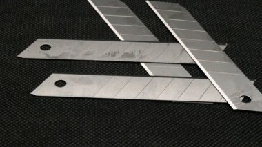 Yenilenebilir kesici bıçak siyah arkaplanda izole edildi