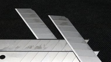 Yenilenebilir kesici bıçak siyah arkaplanda izole edildi