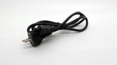 Beyaz arkaplanda güç kablosu ve defter adaptörü.