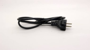 Beyaz arkaplanda güç kablosu ve defter adaptörü.