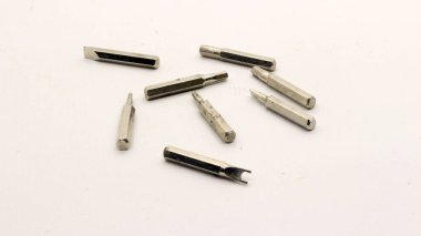 Mini tornavida ve tornavida parçaları, çeşitli çok fonksiyonlu tornavida parçaları.