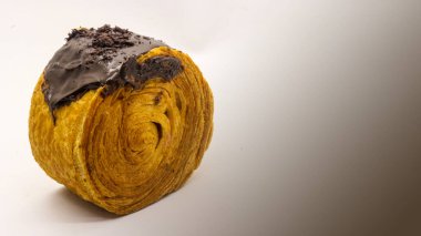 Çikolata soslu Cromboloni pastası. Çok lezzetli görünüyor ve iştahı artıyor..