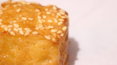 Çeşitli şekillerde, dolgular ve malzemelerle donut çeşitliliğinde kekler..