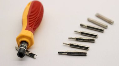 Mini tornavida ve tornavida parçaları, çeşitli çok fonksiyonlu tornavida parçaları.