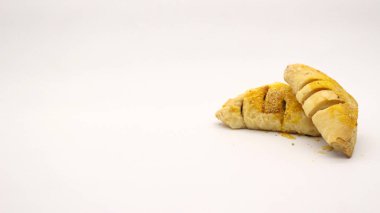 Üçgen şekilli çikolatalı pasta, beyaz arka planda çok lezzetli görünüyor..