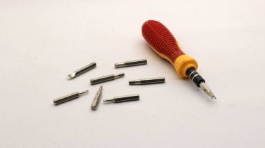 Mini tornavida ve tornavida parçaları, çeşitli çok fonksiyonlu tornavida parçaları.