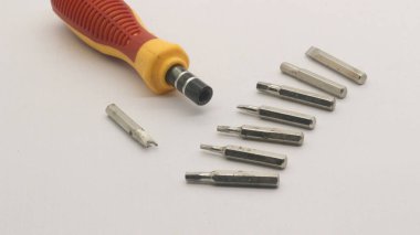 Mini tornavida ve tornavida parçaları, çeşitli çok fonksiyonlu tornavida parçaları.