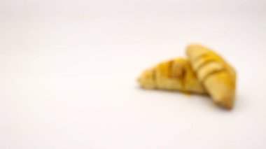 Üçgen şekilli çikolatalı pasta, beyaz arka planda çok lezzetli görünüyor..