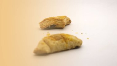 Üçgen şekilli çikolatalı pasta, beyaz arka planda çok lezzetli görünüyor..