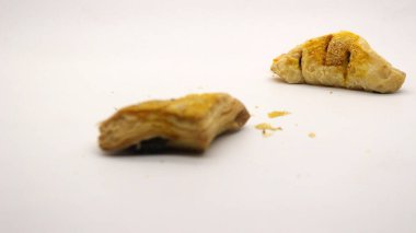 Üçgen şekilli çikolatalı pasta, beyaz arka planda çok lezzetli görünüyor..