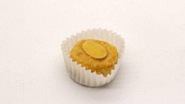 Üzerine fındık ezmesi konmuş fıstık, tipik bir Endonezya yemeği ve genellikle bayram sırasında servis edilir..