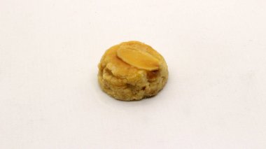 Üzerine fındık ezmesi konmuş fıstık, tipik bir Endonezya yemeği ve genellikle bayram sırasında servis edilir..