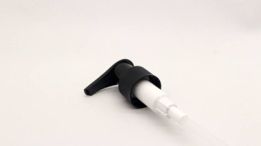 Beyaz arka planlı siyah sprey şişe kapağı.