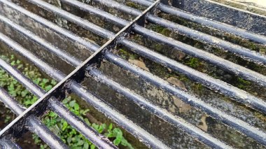 Uzun demirden yapılmış lağım köprüsü, siyah renkli..