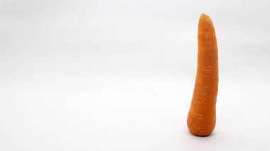 Beyaz arka planda bir havuç, turuncu renkte bir havuç çok taze görünüyor..