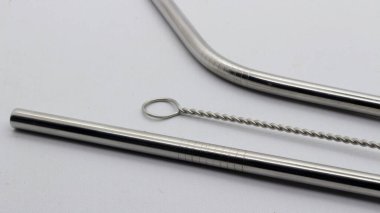 Demir pipetler ve temizleyiciler, beyaz arka planda demir pipetler ve temizleyiciler..