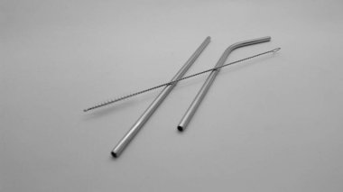 Demir pipetler ve temizleyiciler, beyaz arka planda demir pipetler ve temizleyiciler..