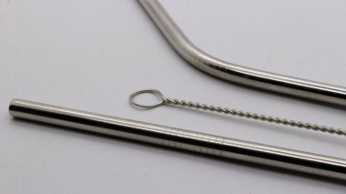 Demir pipetler ve temizleyiciler, beyaz arka planda demir pipetler ve temizleyiciler..