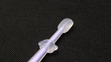 Güzel fırça başlıklı bebek diş fırçası, siyah arkaplan.