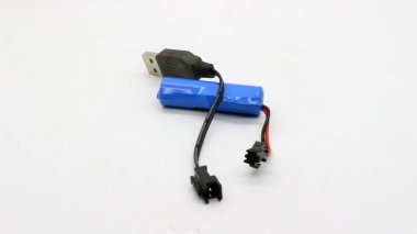 Soket ve şarj kablosu ile şarj edilebilen AA pil.