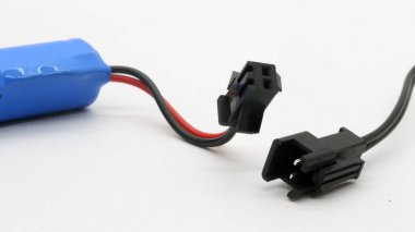 Soket ve şarj kablosu ile şarj edilebilen AA pil.