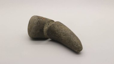 Kırık taş öğütücü, kırık taştan yapılmış el değirmeni, beyaz bir arka plan..