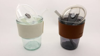 Modern tasarımı olan cam bardak ya da cam bardak şeklinde taklacı. Güzel bir kapak ve samanla donatılmış..