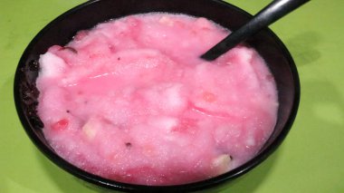 Geleneksel Endonezya içkisi olan bir kasede yapışkan pirinçli bir doger.