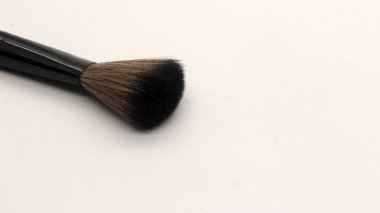 Makyaj için allık fırçasını kapat beyaz arkaplanda izole edilmiş