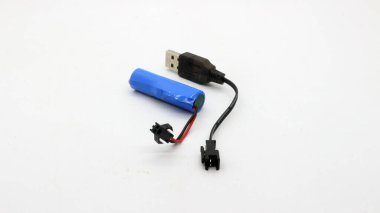 Soket ve şarj kablosu ile şarj edilebilen AA pil.