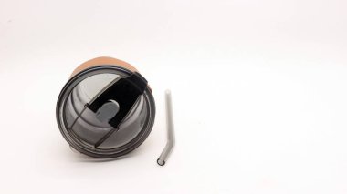 Modern tasarımı olan cam bardak ya da cam bardak şeklinde taklacı. Güzel bir kapak ve samanla donatılmış..