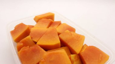 Olgunlaşmış, kesilmiş ve yemek kutusunda servis edilen Papaya meyvesi..
