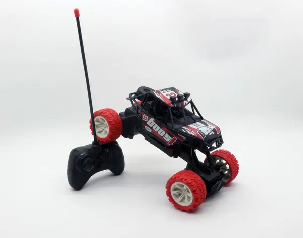 Uzaktan kumandalı araba oyuncağı, siyah ve kırmızı jip tipi..