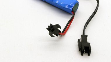 Soket ve şarj kablosu ile şarj edilebilen AA pil.