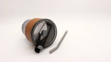 Modern tasarımı olan cam bardak ya da cam bardak şeklinde taklacı. Güzel bir kapak ve samanla donatılmış..