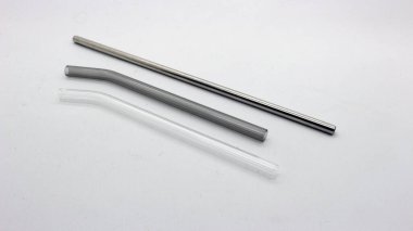 Çeşitli türde pipetler, bazıları plastik veya demirden..