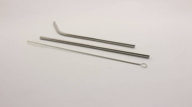 Demir pipetler ve temizleyiciler, beyaz arka planda demir pipetler ve temizleyiciler..