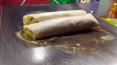 Et ve sebze dolu ızgarada yapılan lezzetli kebaplar.