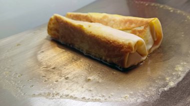 Et ve sebze dolu ızgarada yapılan lezzetli kebaplar.