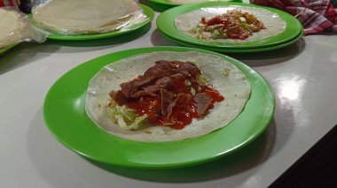 Et ve sebze dolu kebaplar bir tabakta hazırlanıyor.