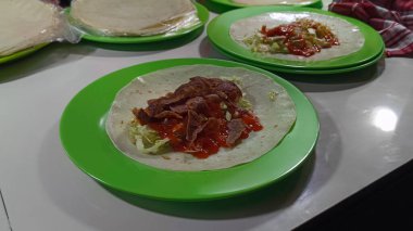 Et ve sebze dolu kebaplar bir tabakta hazırlanıyor.