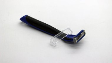 Mavi bıyık ve sakal kesicisi beyaz arka planda izole edilmiş.