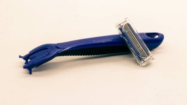 Mavi bıyık ve sakal kesicisi beyaz arka planda izole edilmiş.