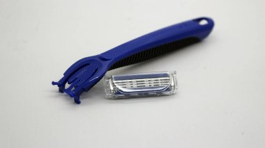 Mavi bıyık ve sakal kesicisi beyaz arka planda izole edilmiş.