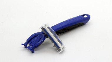 Mavi bıyık ve sakal kesicisi beyaz arka planda izole edilmiş.