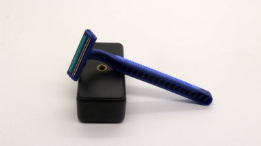 Mavi bıyık ve sakal kesicisi beyaz arka planda izole edilmiş.