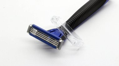 Mavi bıyık ve sakal kesicisi beyaz arka planda izole edilmiş.